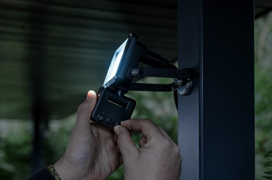 Brennenstuhl Aussenwandleuchte – Kaltweiss, 6500 K, IP65, Netzbetrieb, mit Bewegungsmelder – Schwarz – Metall