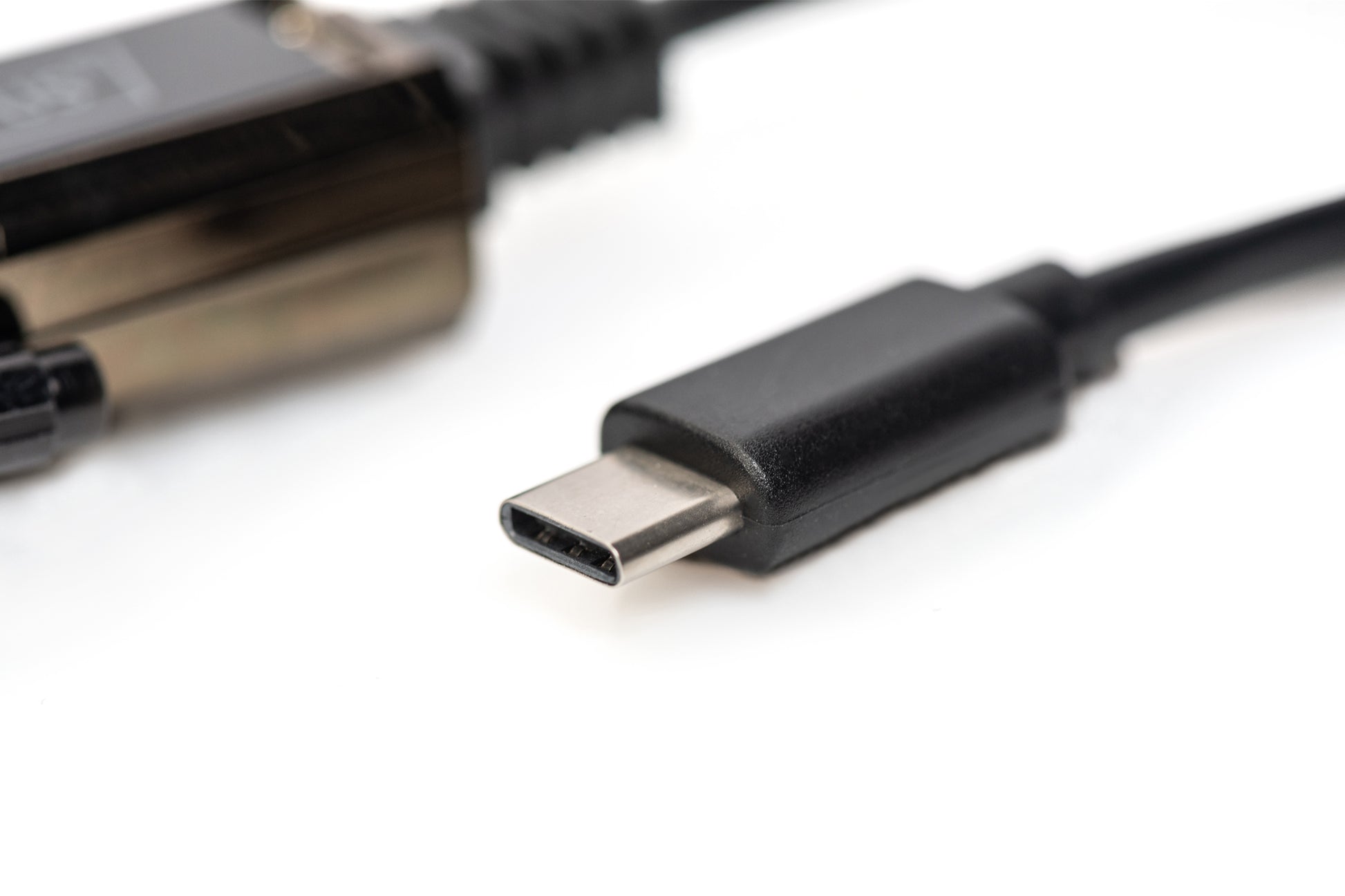 Digitus Seriell-Adapter USB-C zu DB-9 (RS-232, 9-pol, männlich zu männlich) – 1 m – Schwarz