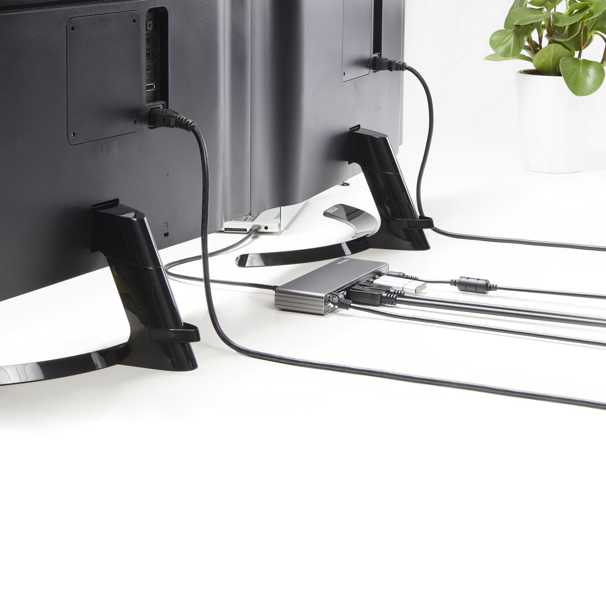 StarTech.com Dockingstation – Thunderbolt 3, 2× DP, 1× HDMI, 1× VGA, 2× USB-A, 85 W PD, GbE, für Windows/Mac