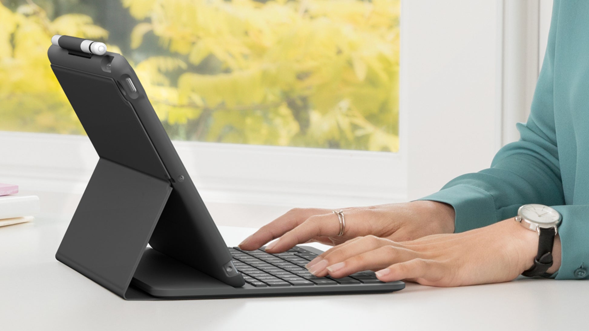 Logitech Slim Folio – Tastatur, kabellos (Bluetooth), CH-Layout (DE-CH), aufladbar, Graphit – für iPad (7. Gen)