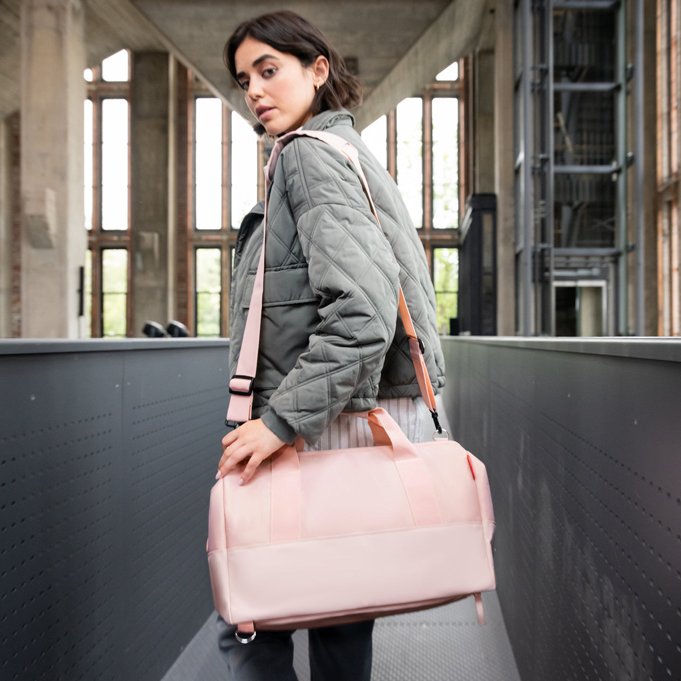 Reisenthel Sporttasche Allrounder M – 23 l, aus rPET, rosa, 45 × 33 × 30 cm