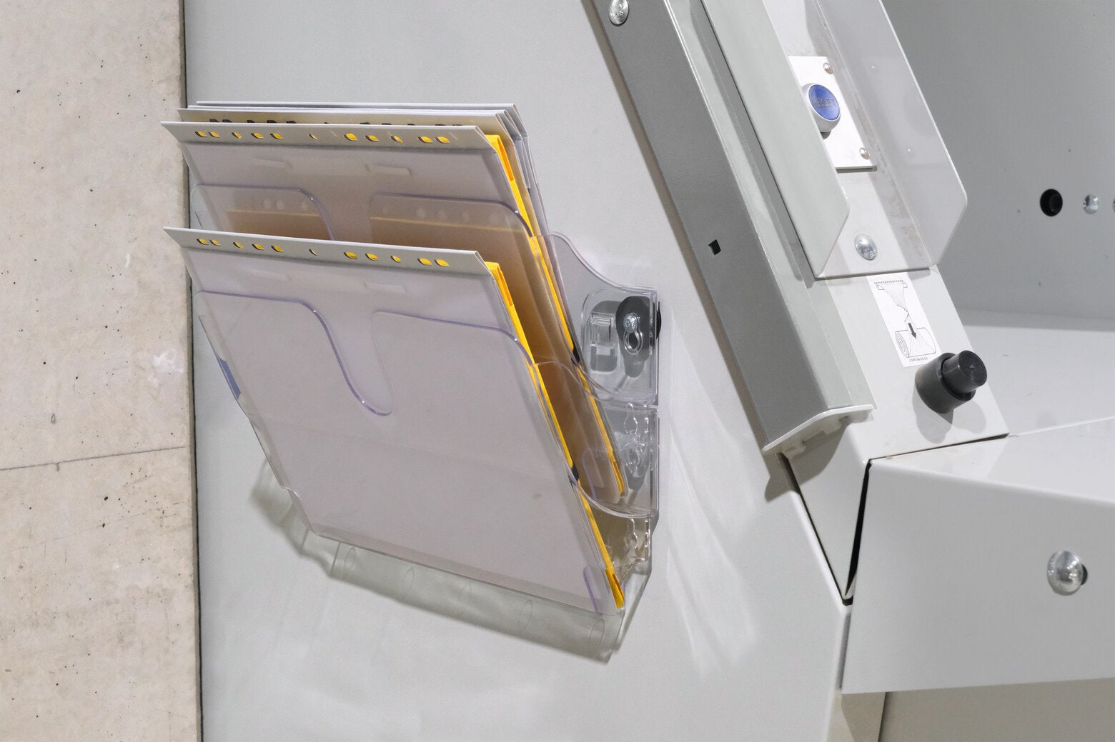 Durable Wandprospekthalter Flexiplus 2 – für A4 – 2 Fächer – Querformat – magnetisch – transparent