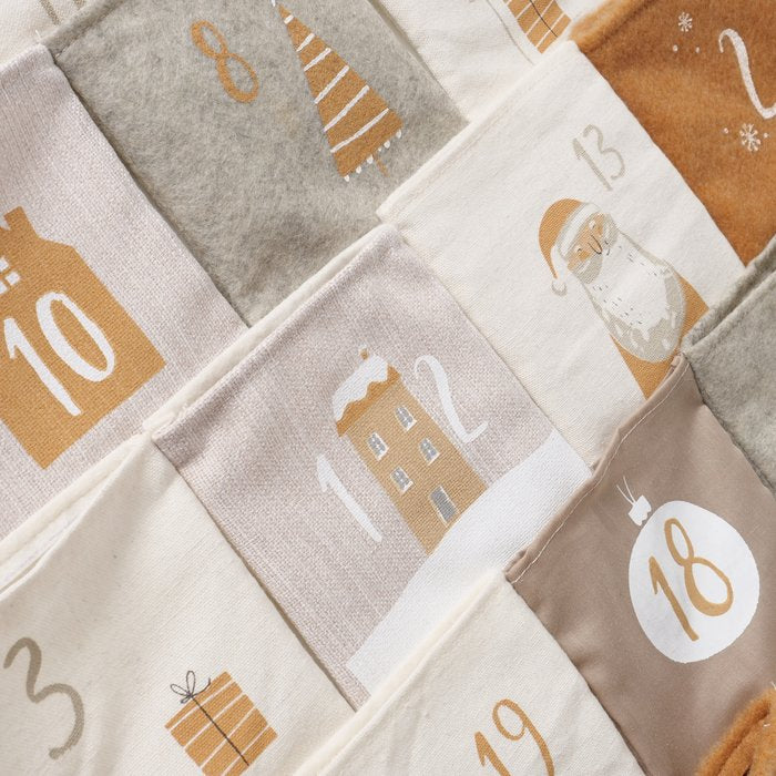 Boltze Adventskalender – weihnachtsbaumförmig – 24-teilig – Polyester, mehrfarbig – 67 × 73,5 × 2,5 cm