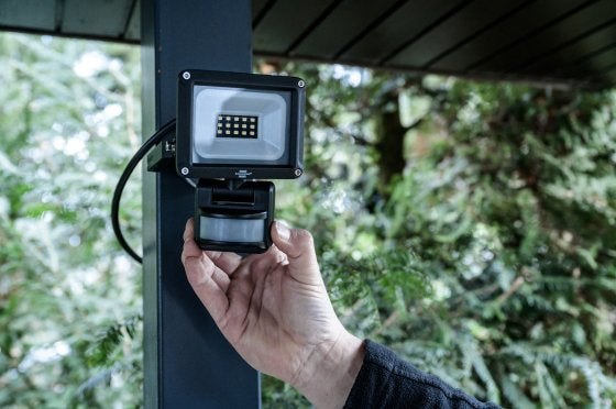 Brennenstuhl Aussenwandleuchte – Kaltweiss, 6500 K, IP65, Netzbetrieb, mit Bewegungsmelder – Schwarz – Metall