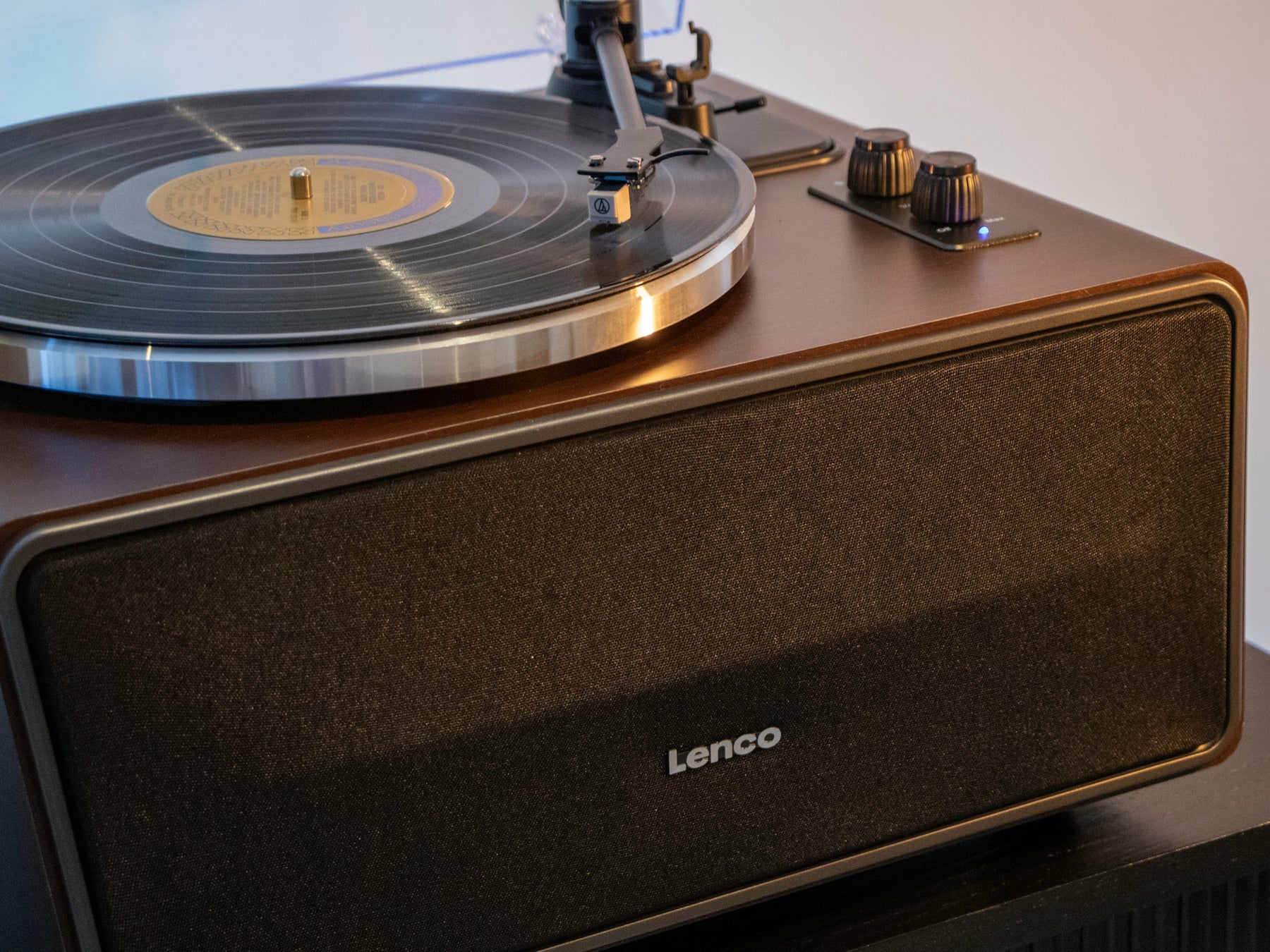 Lenco LS-470WA – Plattenspieler (Riemenantrieb, Start-Stopp), Bluetooth, Phono-Vorverstärker, 33⅓/45 U/min – Nussbaum