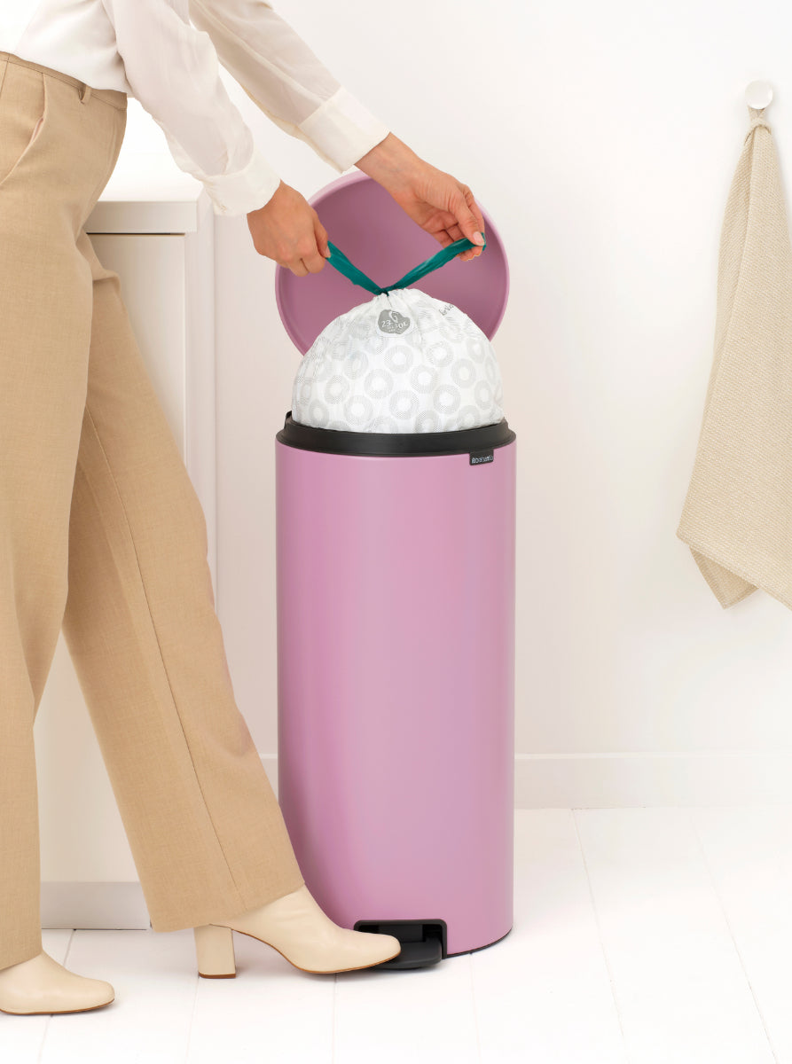 Brabantia NewIcon Treteimer – 30 l – Edelstahl, rund – Rosa – Soft-Close, mit Innenkübel