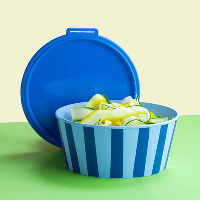Koziol Salatschüssel Nora Stripes – 2,2 l, Ø 22,7 cm, Kunststoff, Blau, mit Deckel, spülmaschinenfest