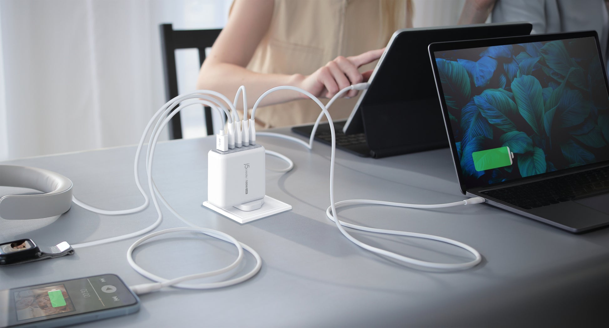 j5create Ladegerät – 100 W, 5× USB-C, GaN