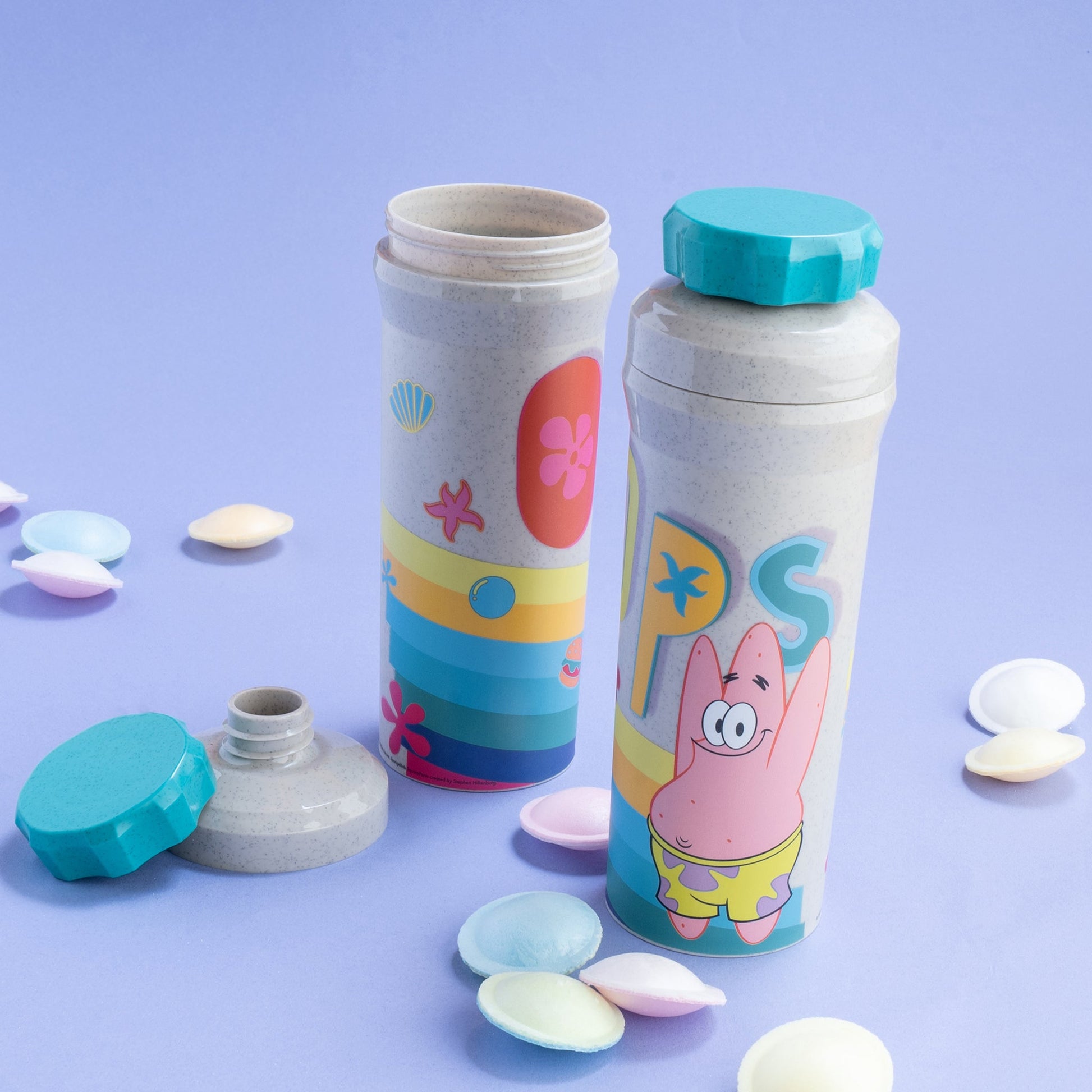 koziol OLLI PATRICK Kindertrinkflasche 500 ml – Biozirkulärer Kunststoff, Schraubverschluss, Sand