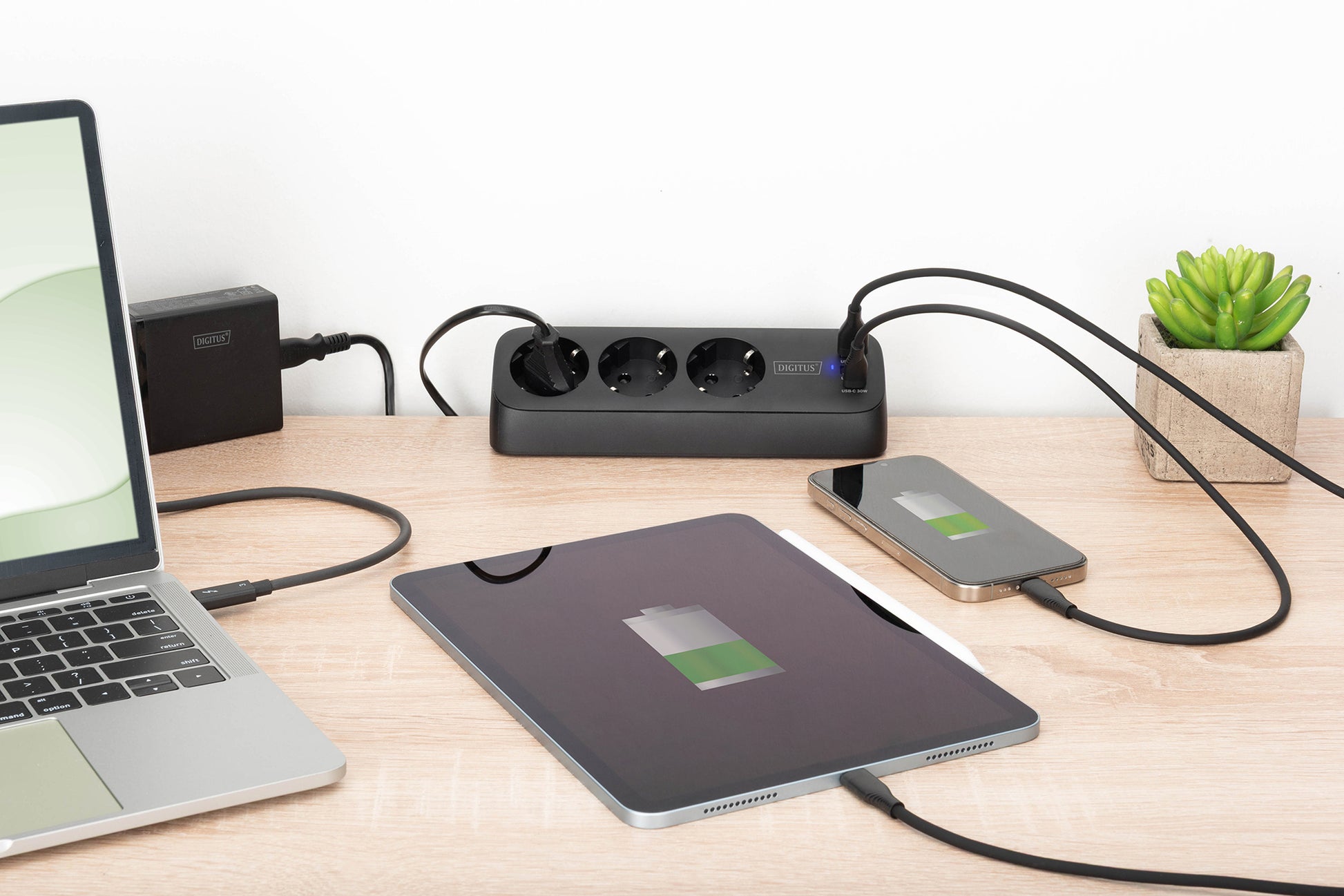 Digitus Steckdosenleiste – 3× Schuko (Typ E/F), USB-A/C, 1,5 m, ohne Schalter, IP20, schwarz
