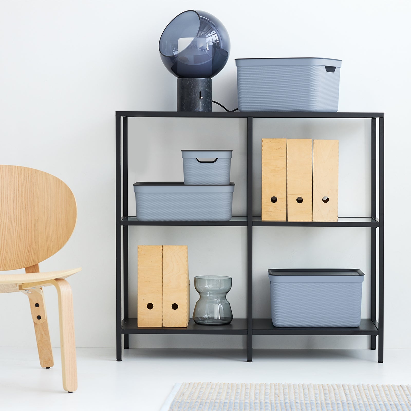 Rotho Aufbewahrungsbox 13 l (mit Deckel) – Kunststoff – Taubenblau – für A4 – stapelbar – 278 × 130 × 375 mm
