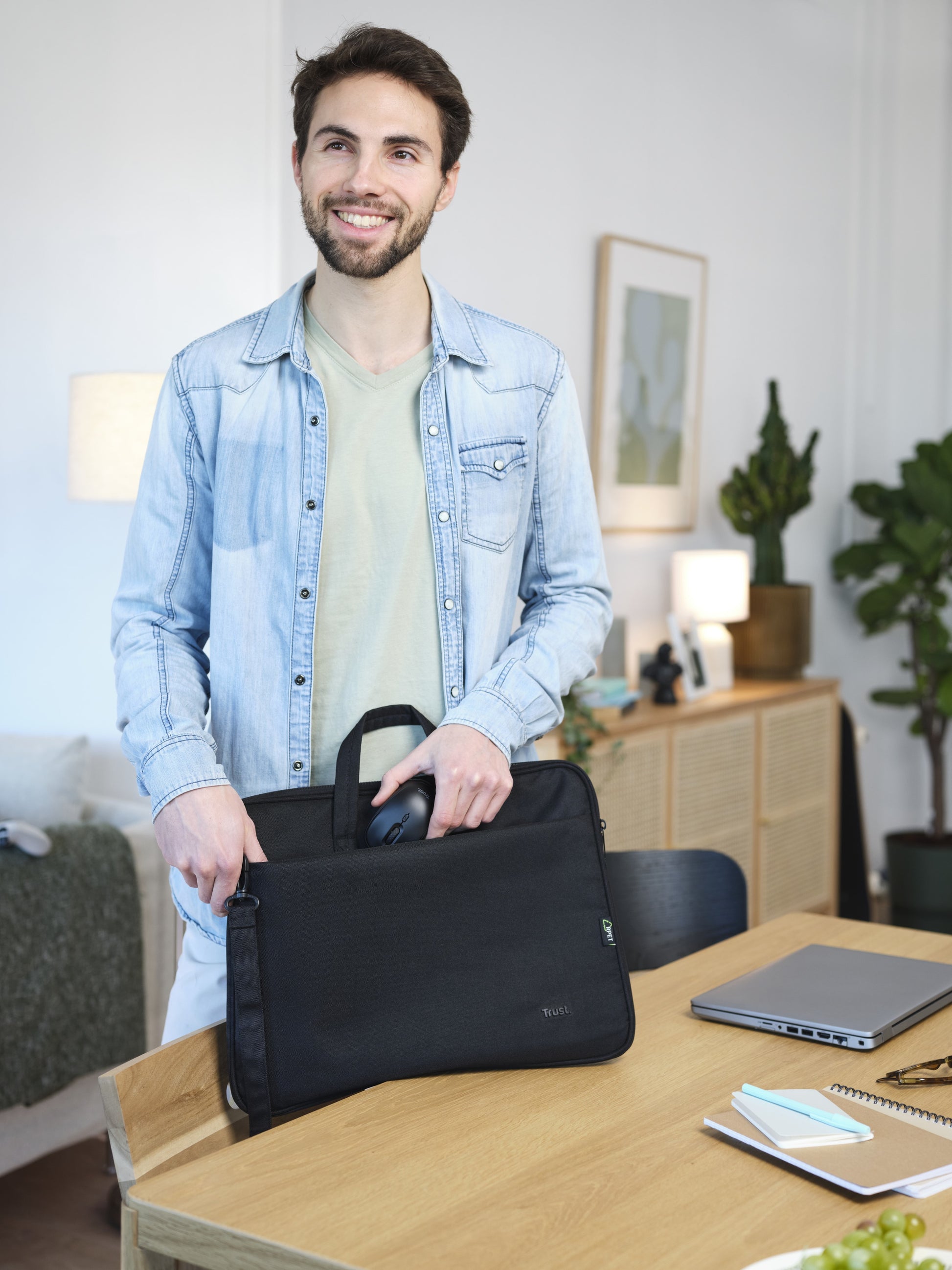Trust Notebook-Tasche – für Notebooks bis 16", Aufsteckfunktion, recyceltes PET (rPET), schwarz