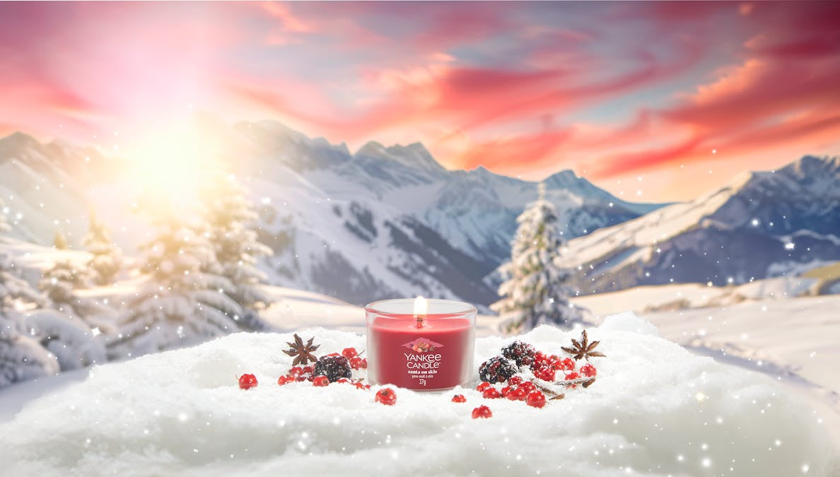 Yankee Candle Santa auf Skiern Blaubeere – Duftkerze, Votivkerze im Glas, 7–10 h