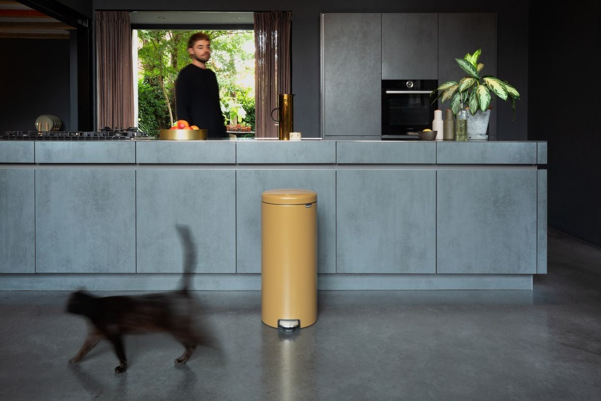 Brabantia NewIcon Treteimer – 30 l – Edelstahl, rund – Gold – Soft-Close, Anti-Rutsch-Basis