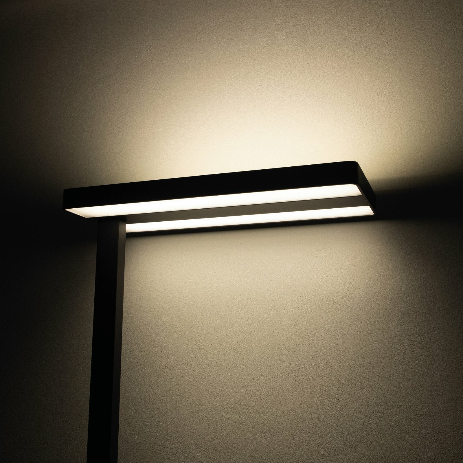 MAUL Stehleuchte Javal – 9059 lm, 4000 K, 61 cm – Schwarz