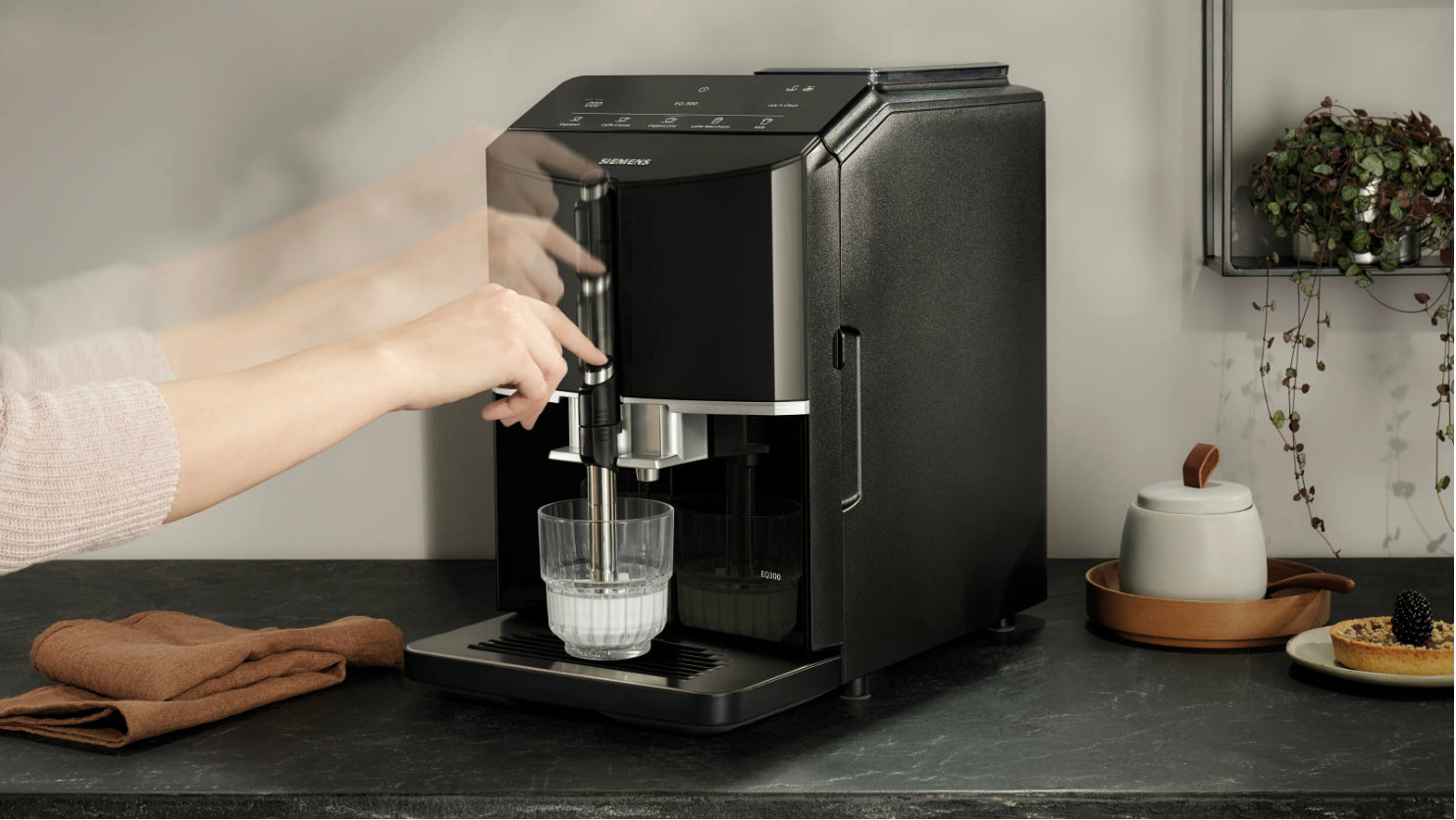 Siemens EQ300 TF301E19 Kaffeevollautomat – 15 bar, 1,4 l, 250 g, Keramik-Mahlwerk, Schwarz