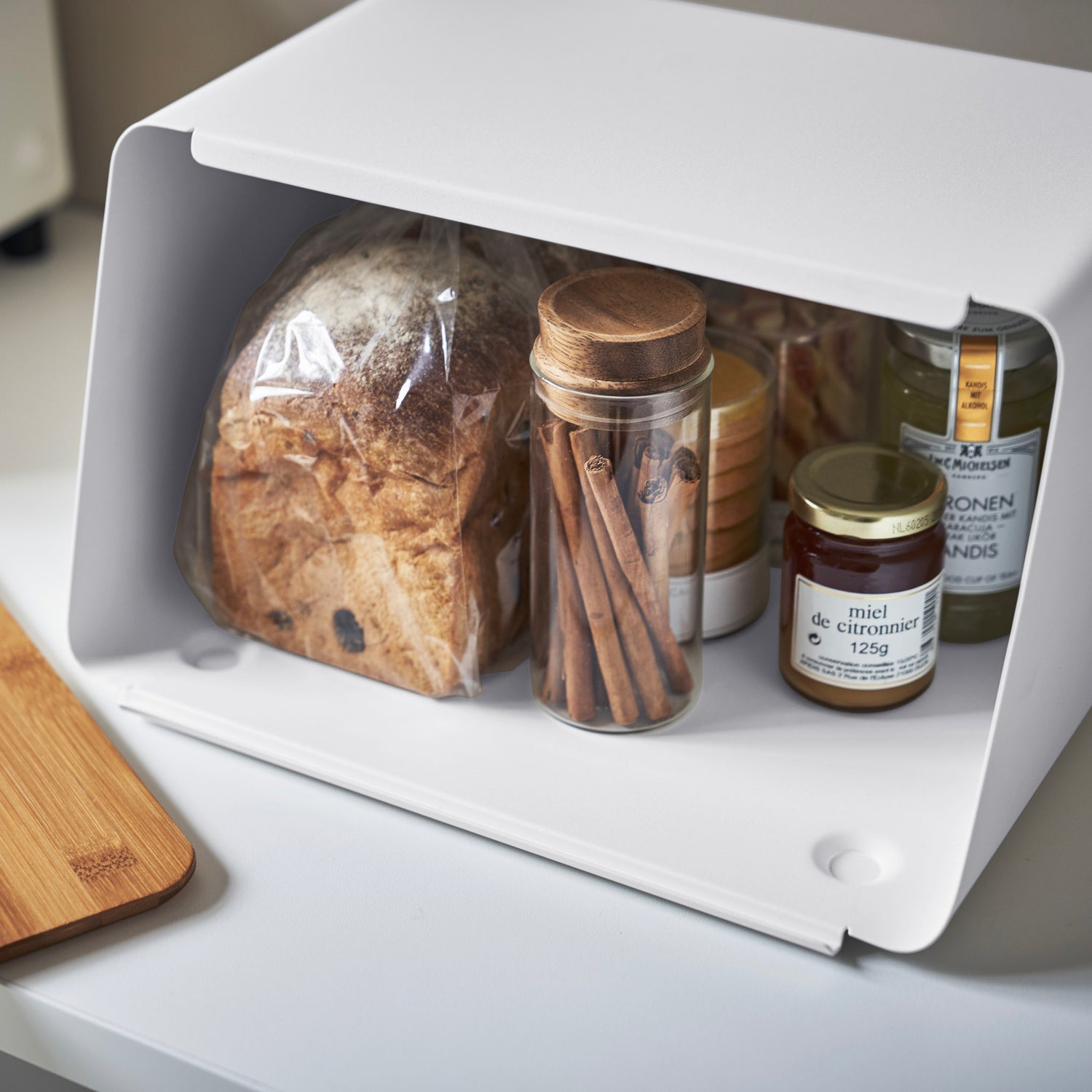 Yamazaki TOWER – Brotkasten 31,5 × 24,5 × 18,5 cm, Edelstahl/Bambus, inkl. Schneidebrett, Weiss