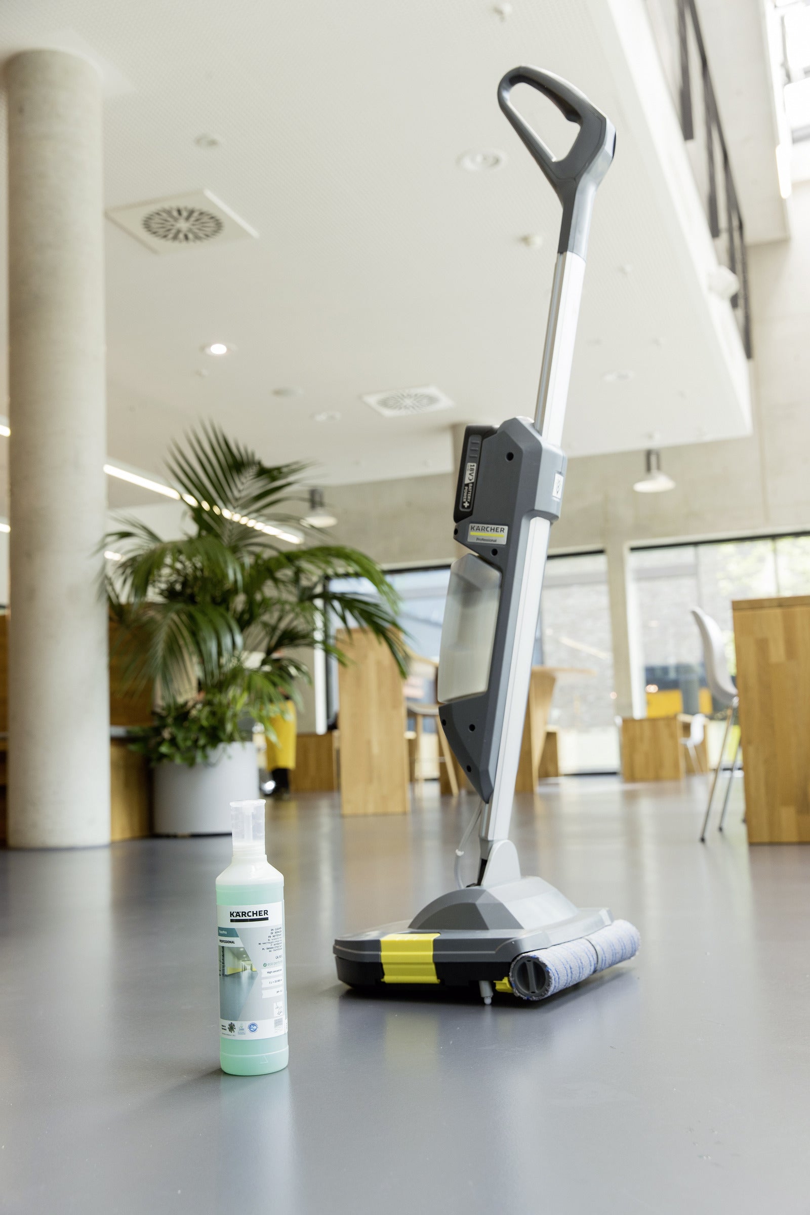 Karcher AG Scheuersaugmaschine BR 30/1 C Bp – 1 l – 30,5 × 34,0 × 120,0 cm – grau