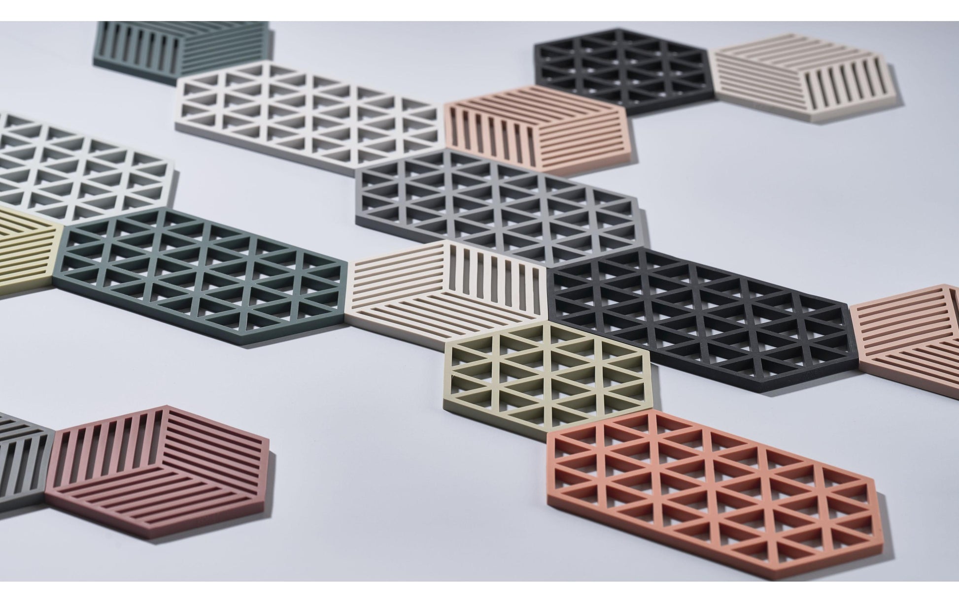 Zone Denmark Triangles – Tischset 24 × 14 × 0,9 cm, Silikon, Dunkelgrau