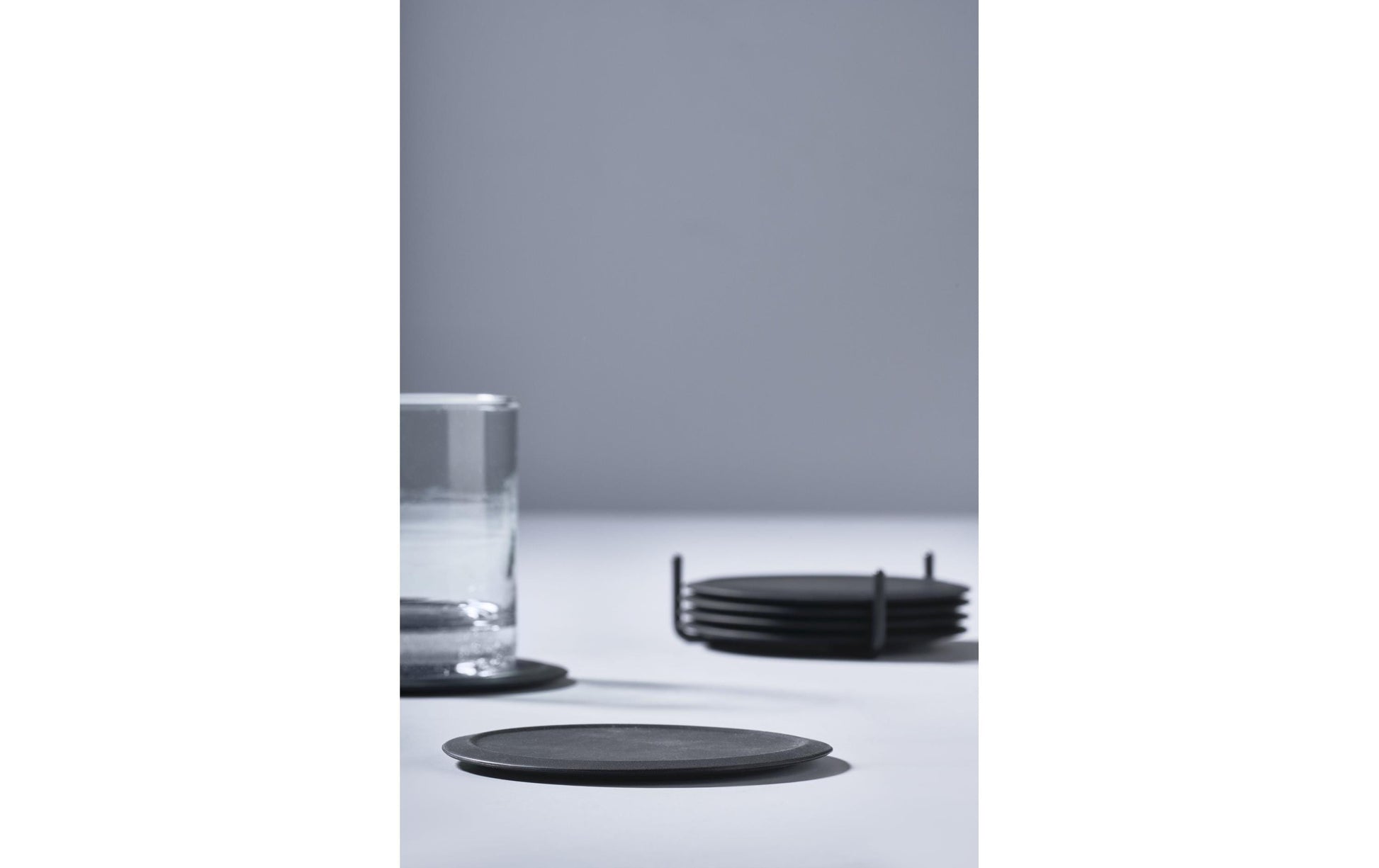 Zone Denmark Glasuntersetzer – 6er Set, Ø 10 cm, H 3,1 cm, Silikon/Metall, Schwarz, mit Halter, für Gläser