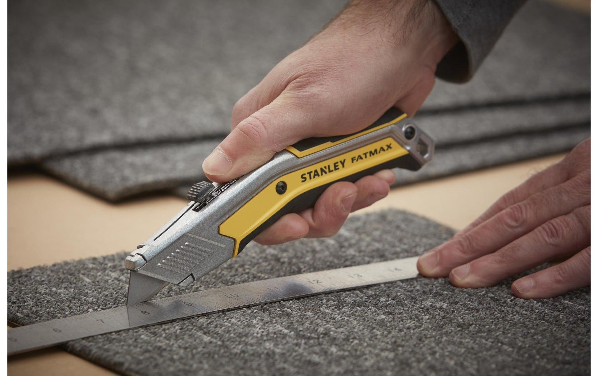 Stanley FATMAX EXO Cutter – 19 mm, Kunststoffgriff, Schwarz, inkl. 5 Klingen