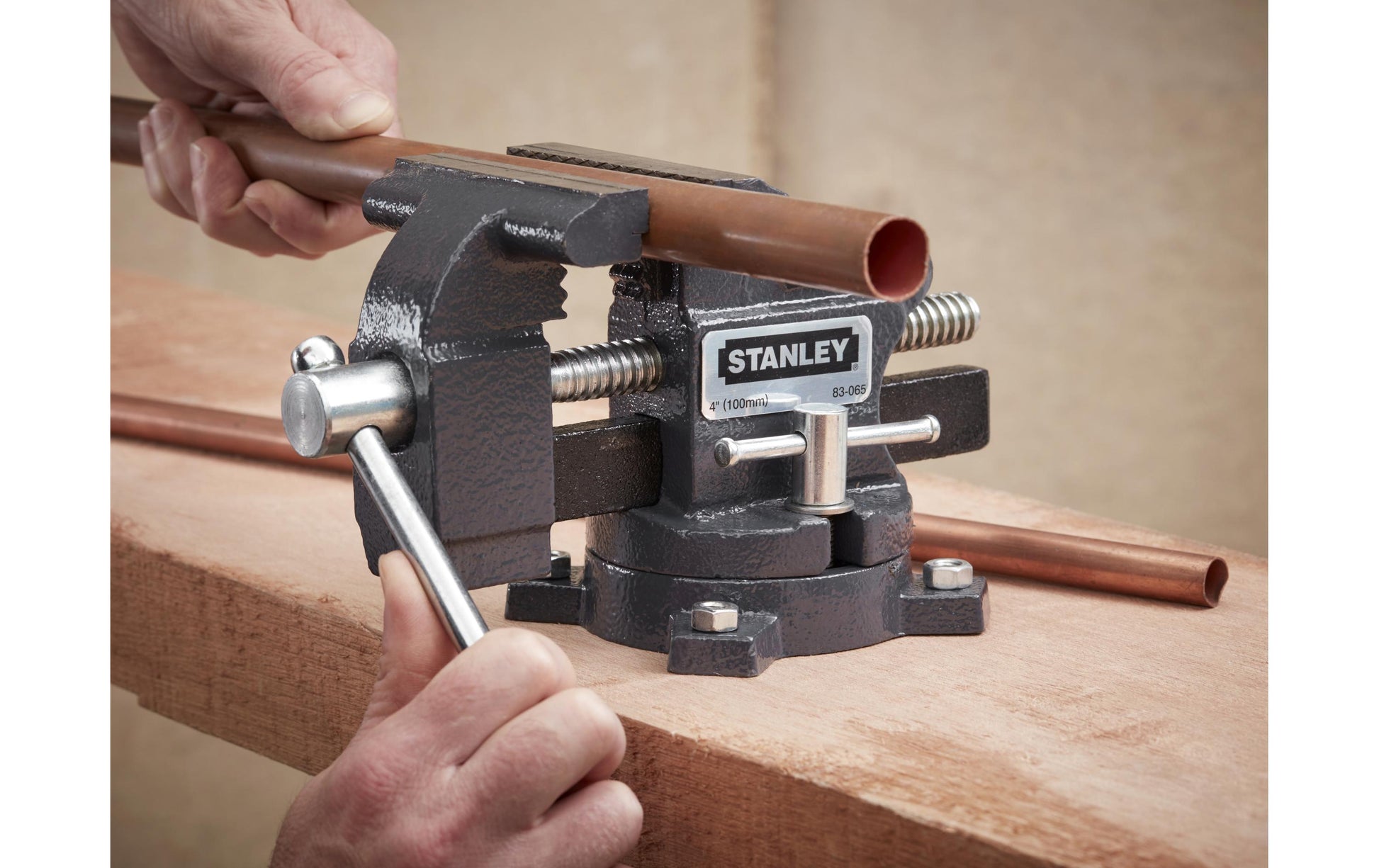 Stanley MAXSTEEL Schraubstock – Spannweite 100 mm, Spannkraft 110 kg, schwenkbarer Sockel – Eisenguss