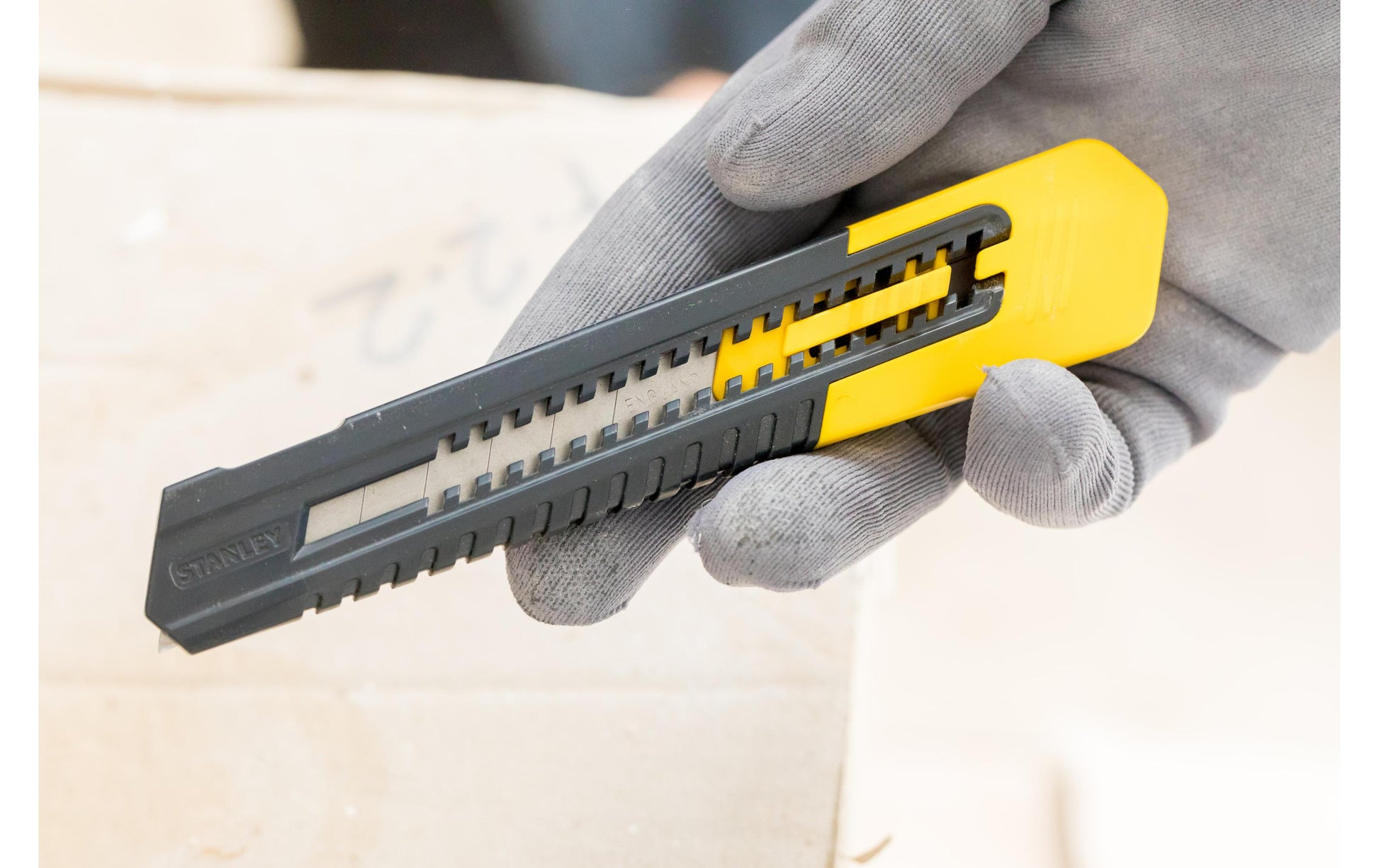 Stanley SM – Abbrechmesser 18 mm, Kunststoff, abnehmbare Endkappe, 1 Stk.