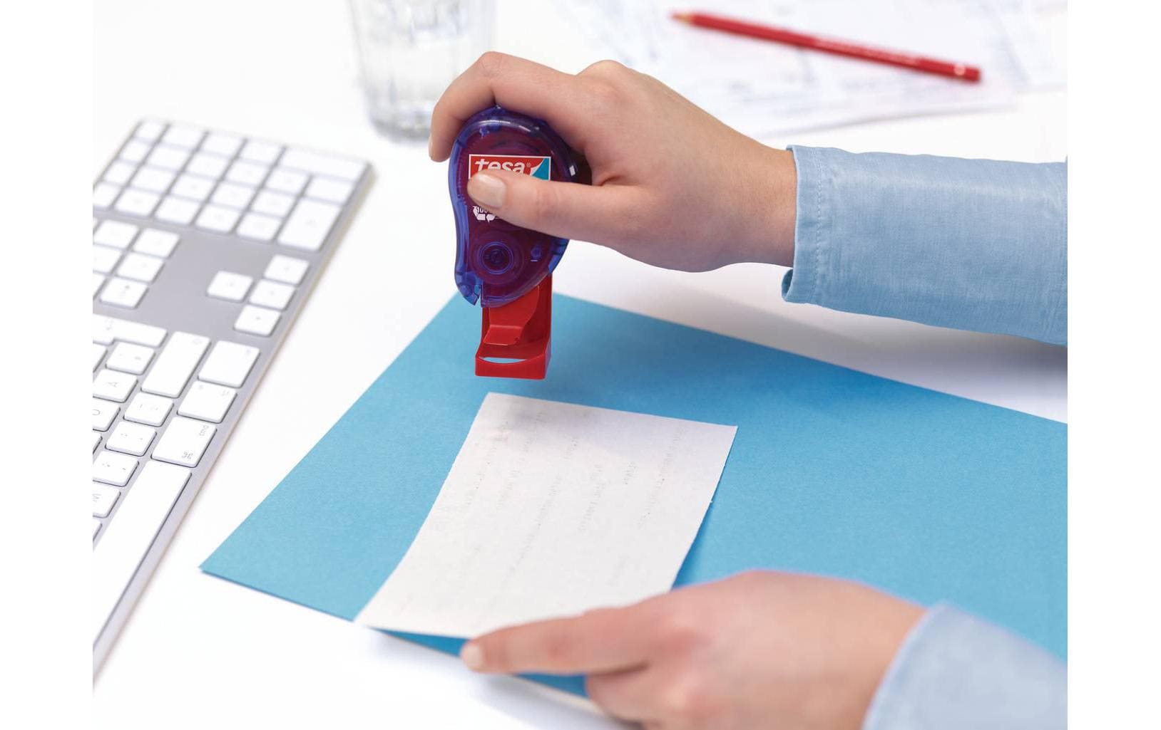 TESA Klebestempel – permanent, transparent, lösungsmittelfrei, geruchsarm, für Papier, Karton, Fotos und mehr