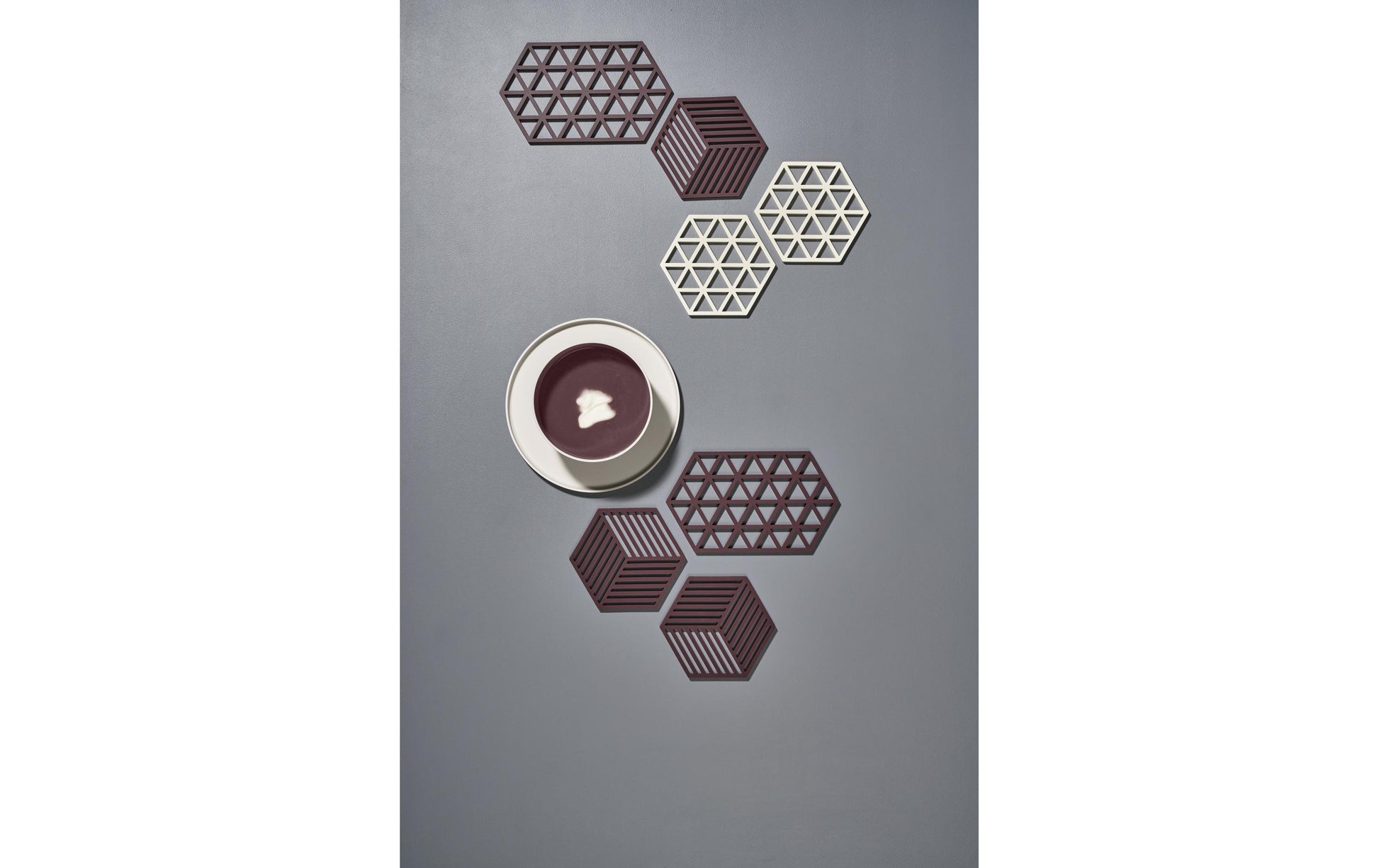 Zone Denmark Triangle – Teekannen-Untersatz 14 × 16 × 0,9 cm, Silikon, für Topf, Taupe