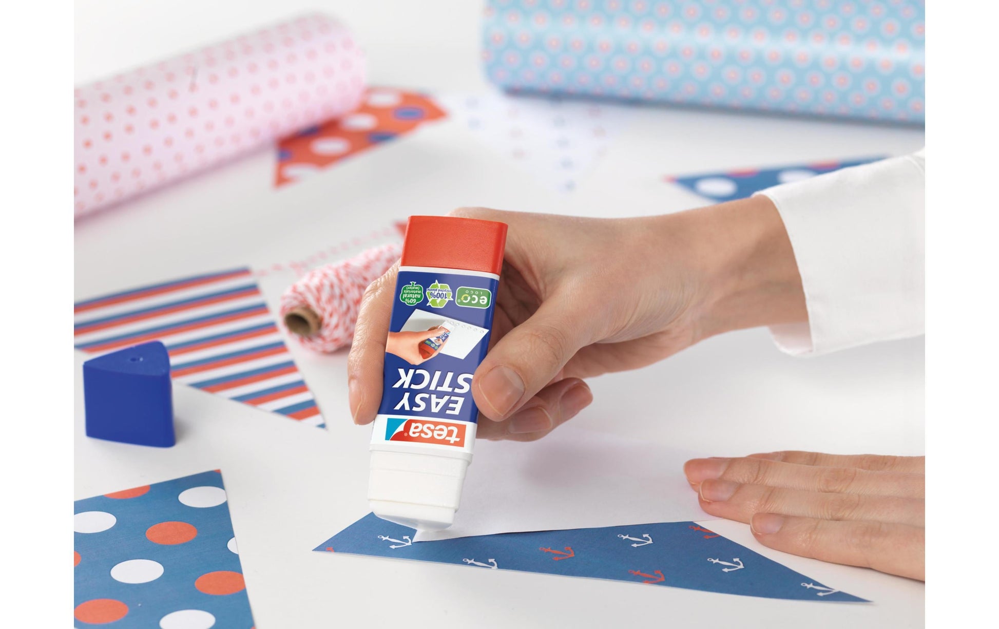 TESA Easy Stick Klebestift – permanent, transparent, lösungsmittelfrei, 25 g, für Papier, Karton, Fotos u. a.