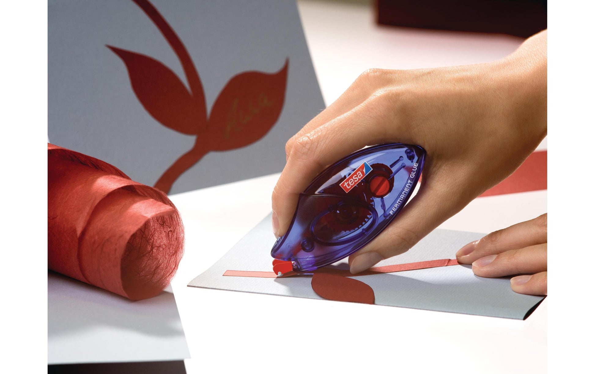 TESA ecoLogo Kleberoller – extra stark, transparent, lösemittelfrei, für Papier, Karton, Fotos
