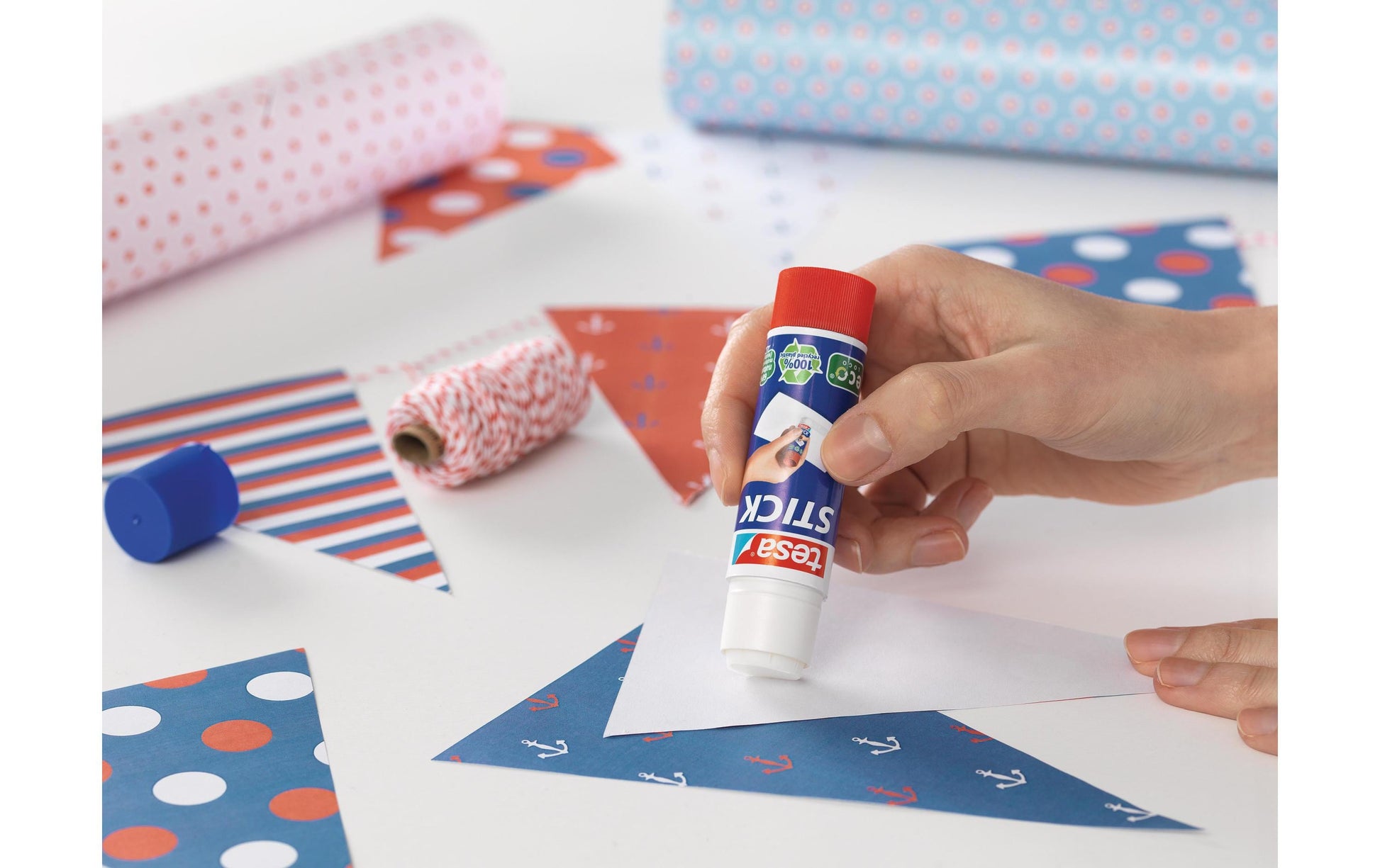 TESA Klebestift – Stift, permanent, transparent, lösemittelfrei, 10 g, für Papier, Karton, Fotos u. a.