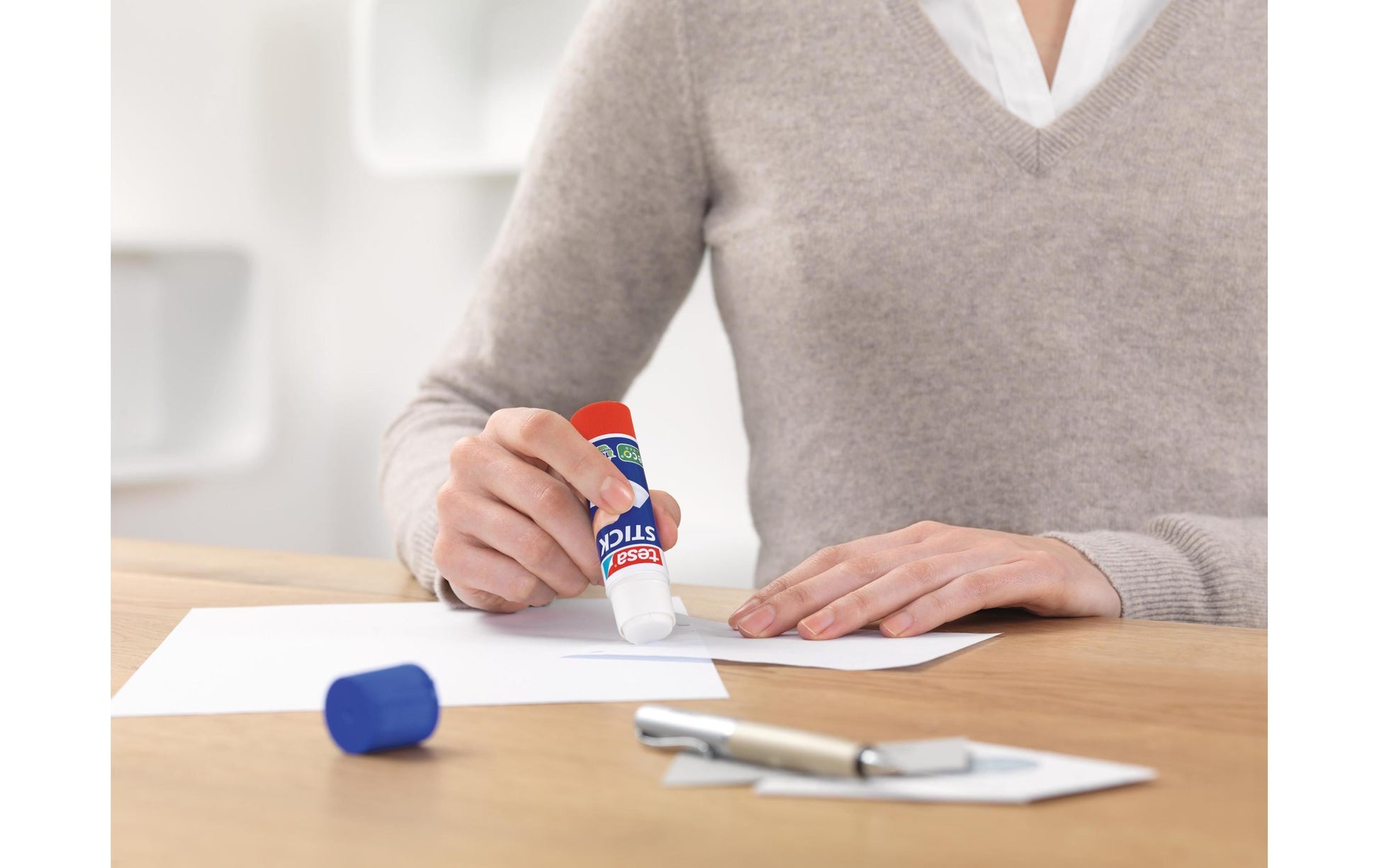 TESA Klebestift – Stift, permanent, transparent, lösemittelfrei, 10 g, für Papier, Karton, Fotos u. a.