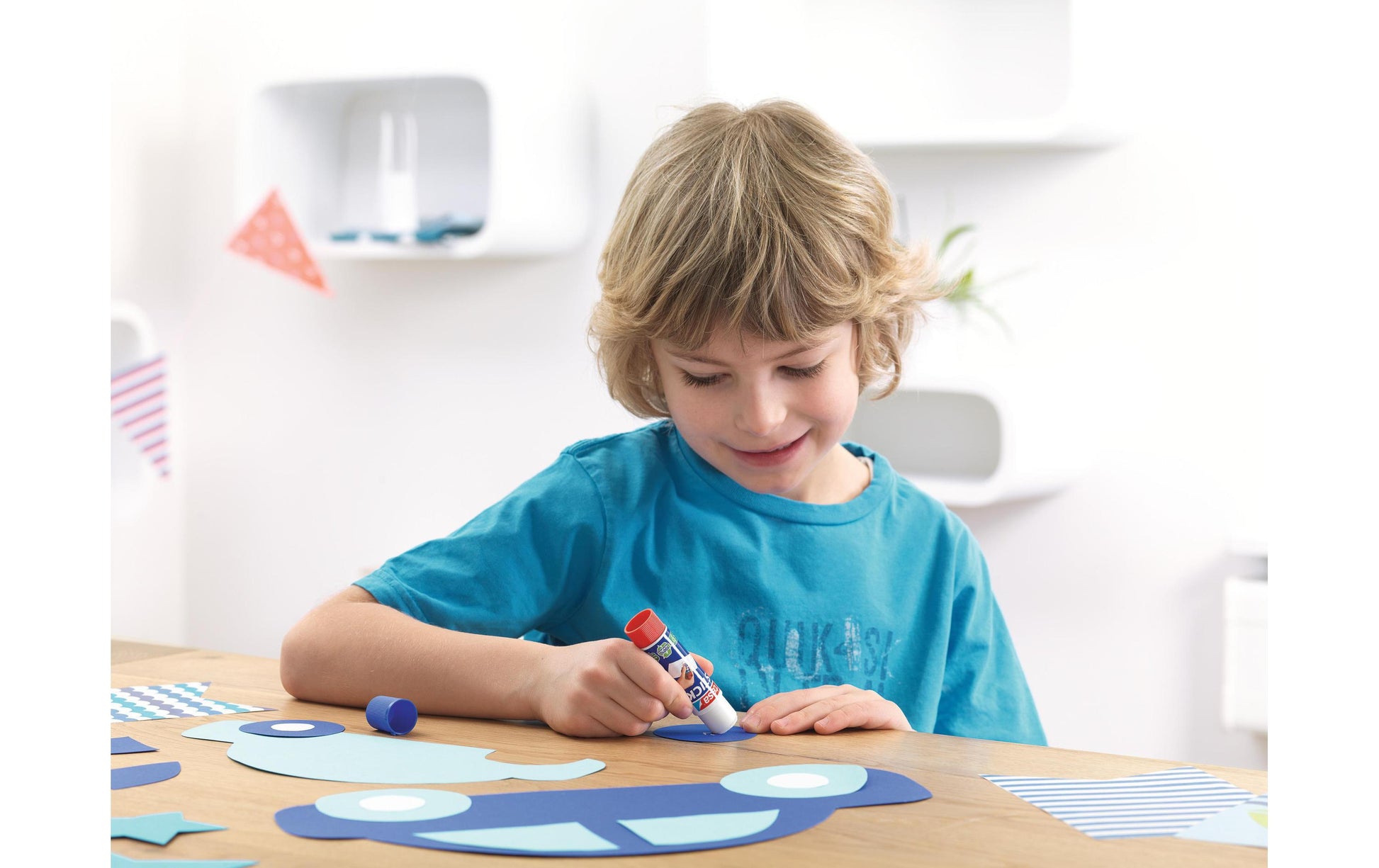 TESA Klebestift – Stift, permanent, transparent, lösemittelfrei, 10 g, für Papier, Karton, Fotos u. a.