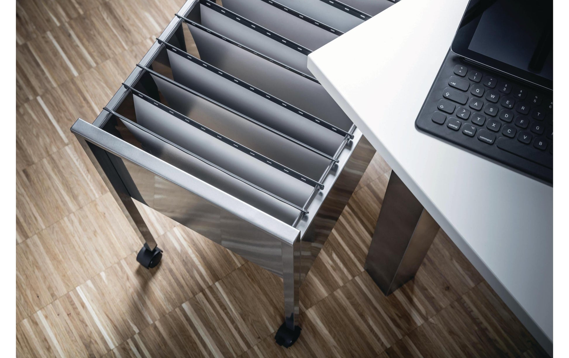 Durable Hängemappenwagen – für 80 Hängemappen A4, mit Rollen (2 feststellbar), 655 × 592 × 368 mm, silber, Sta