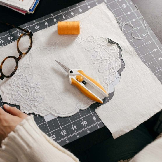 Fiskars Schere 15,4 cm, spitz, für Rechts- und Linkshänder – Stahl, Softgrip – Orange/Weiss