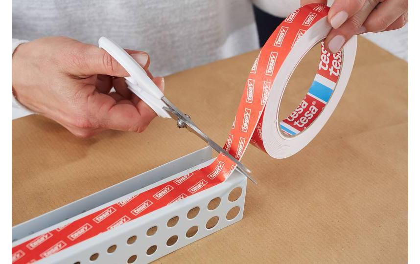 Tesa Montageband Ultra Strong, für Innen- & Aussenanwendungen – 19 mm × 5 m, weiss, bis 10 kg/10 cm
