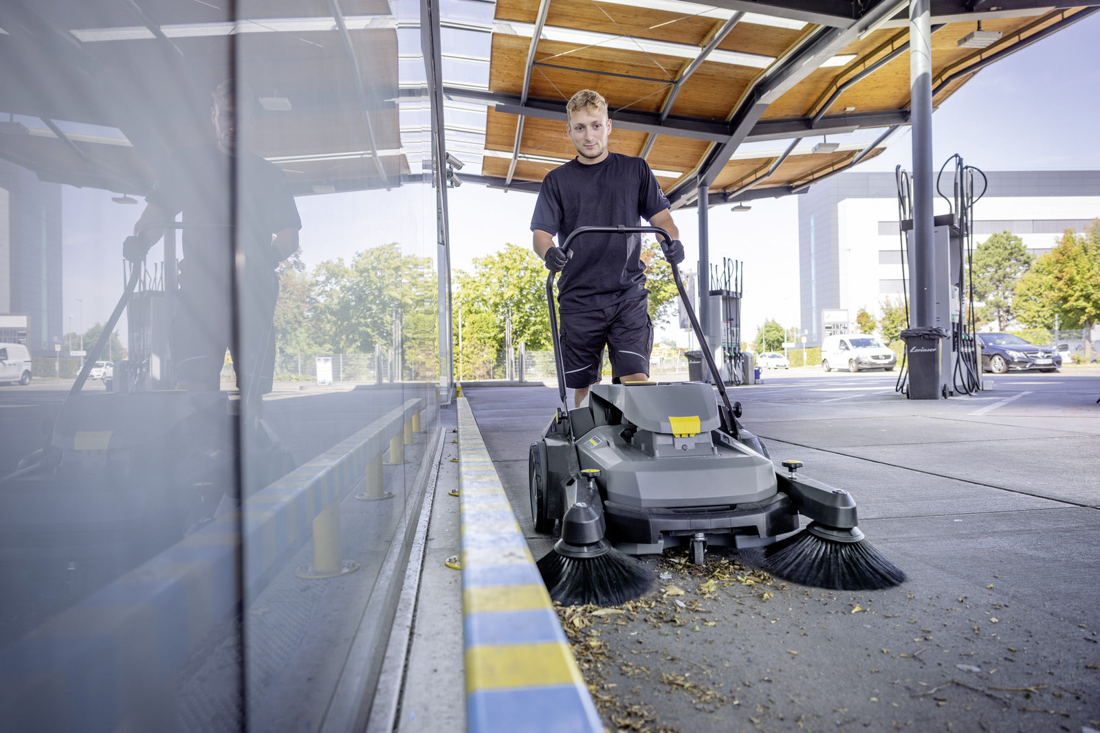 Karcher AG Akku-Kehrmaschine KM 70/25 C Bp 2SB – 36 V, 20 l, Arbeitsbreite 480 mm – Schwarz