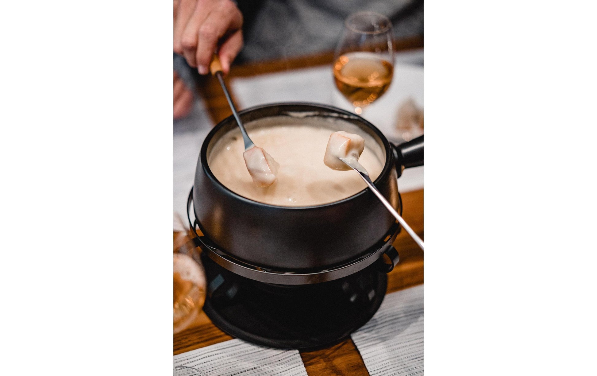 Kadastar Fondue-Set Pure – Ø 22 cm, Steingut, für Käsefondue, Gas, Schwarz, 6 Personen, 9 Teile