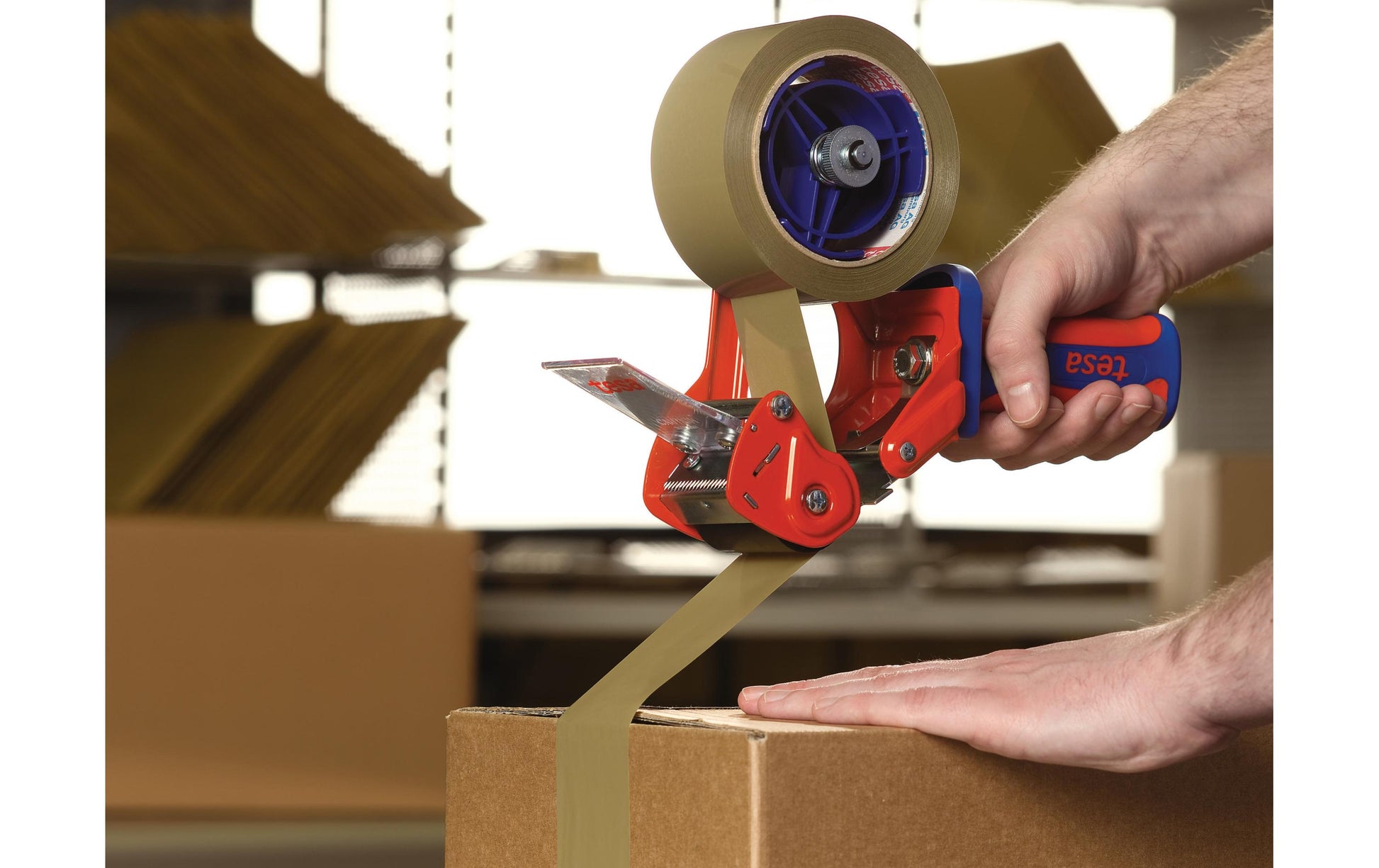 tesa Handabroller Comfort – für Rollenbreite bis 50 mm, für Bandlänge bis 66 m, Metallmesser, Metall