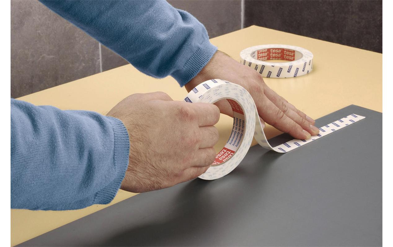 Tesa Powerbond Montageband, extra stark, für Spiegel – 19 mm × 5 m, weiss, bis 5 kg/10 cm
