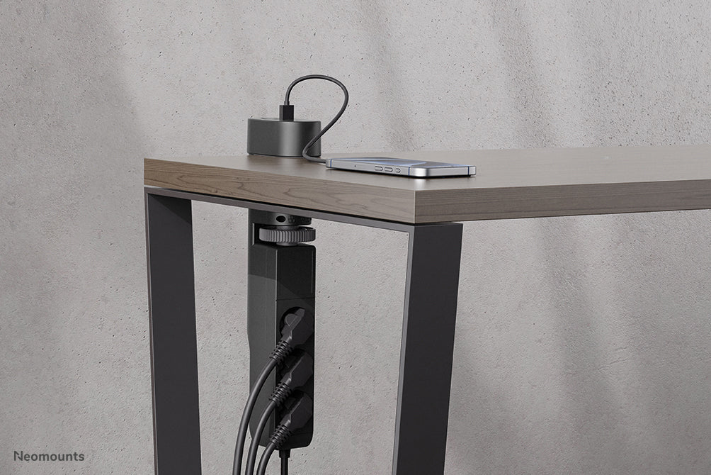 Neomounts DS22-840BL6 – Tisch-Steckdose mit Klemme, 3× 230 V, 2× USB-A + 2× USB-C (PD), 1,4 m, Schwarz