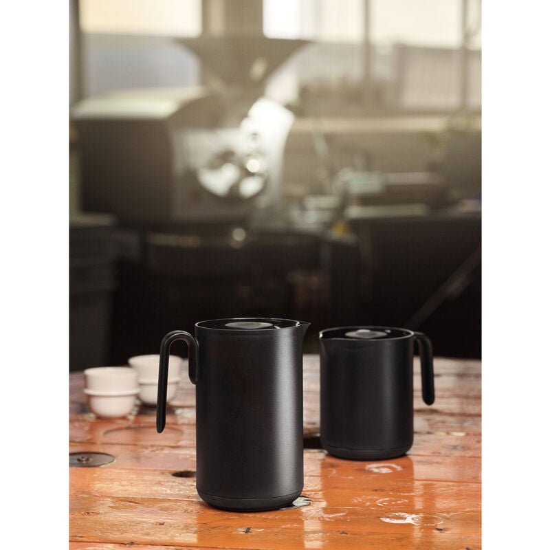 Zone Denmark Thermoskanne – 0,6 l, Ø 13,2 cm, H 17,0 cm, Kunststoff/Glas, Schwarz, Knopfdruckverschluss