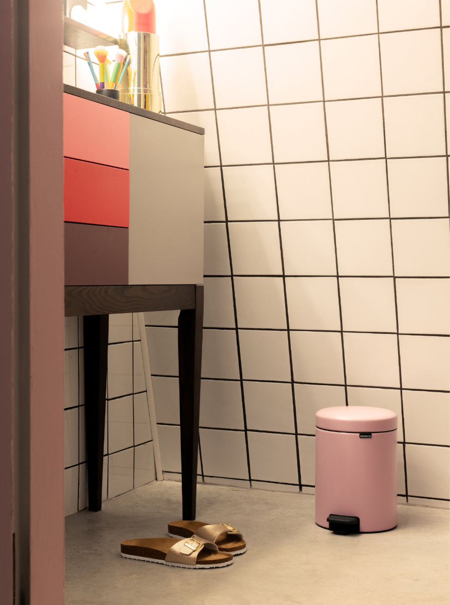 Brabantia NewIcon Treteimer – 5 l – Edelstahl, Rund – Rosa – Soft-Close, Anti-Rutsch