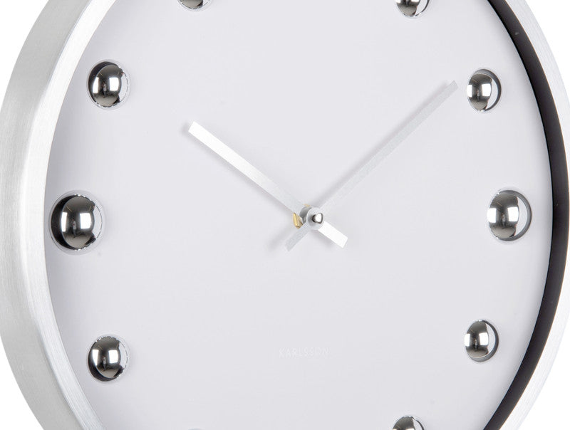 Karlsson Shiny Dots Wanduhr – Analog, Ø 35,5 cm, Weiss, Aluminium