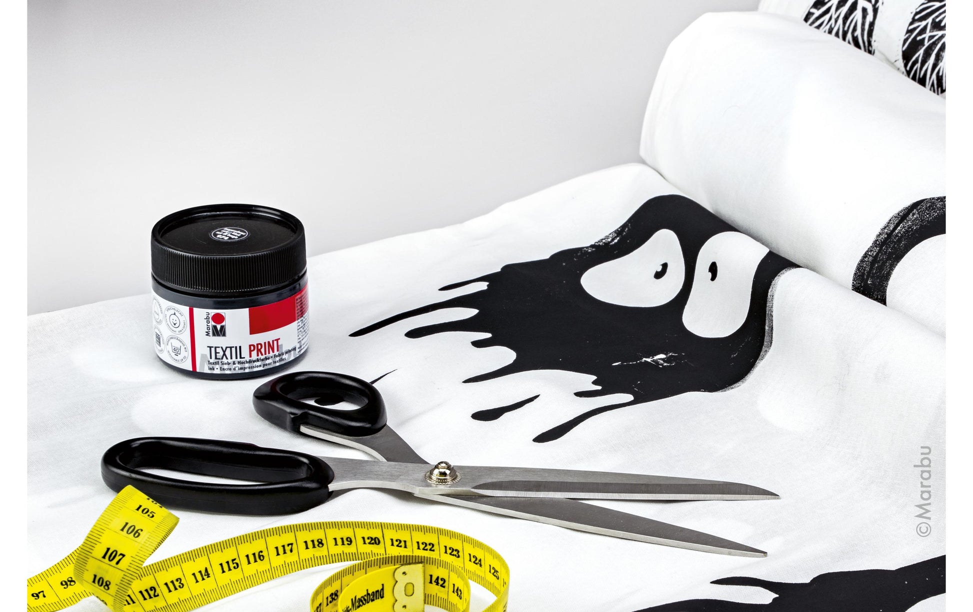 Marabu Textilfarbe-Set Siebdruck – 100 ml Lampenschwarz 974 – inkl. Sieb A5, Rakel, Malmesser