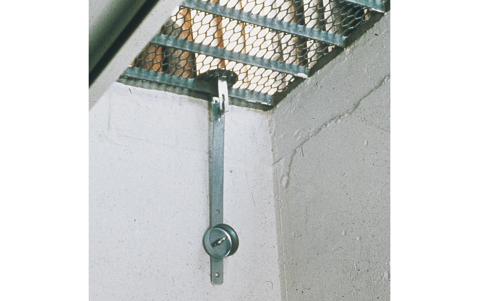 ABUS GS20 Gitterrostsicherung – Aussen, Fenster-Montage, Zink, 621×345 mm, 2 Stk., Silber