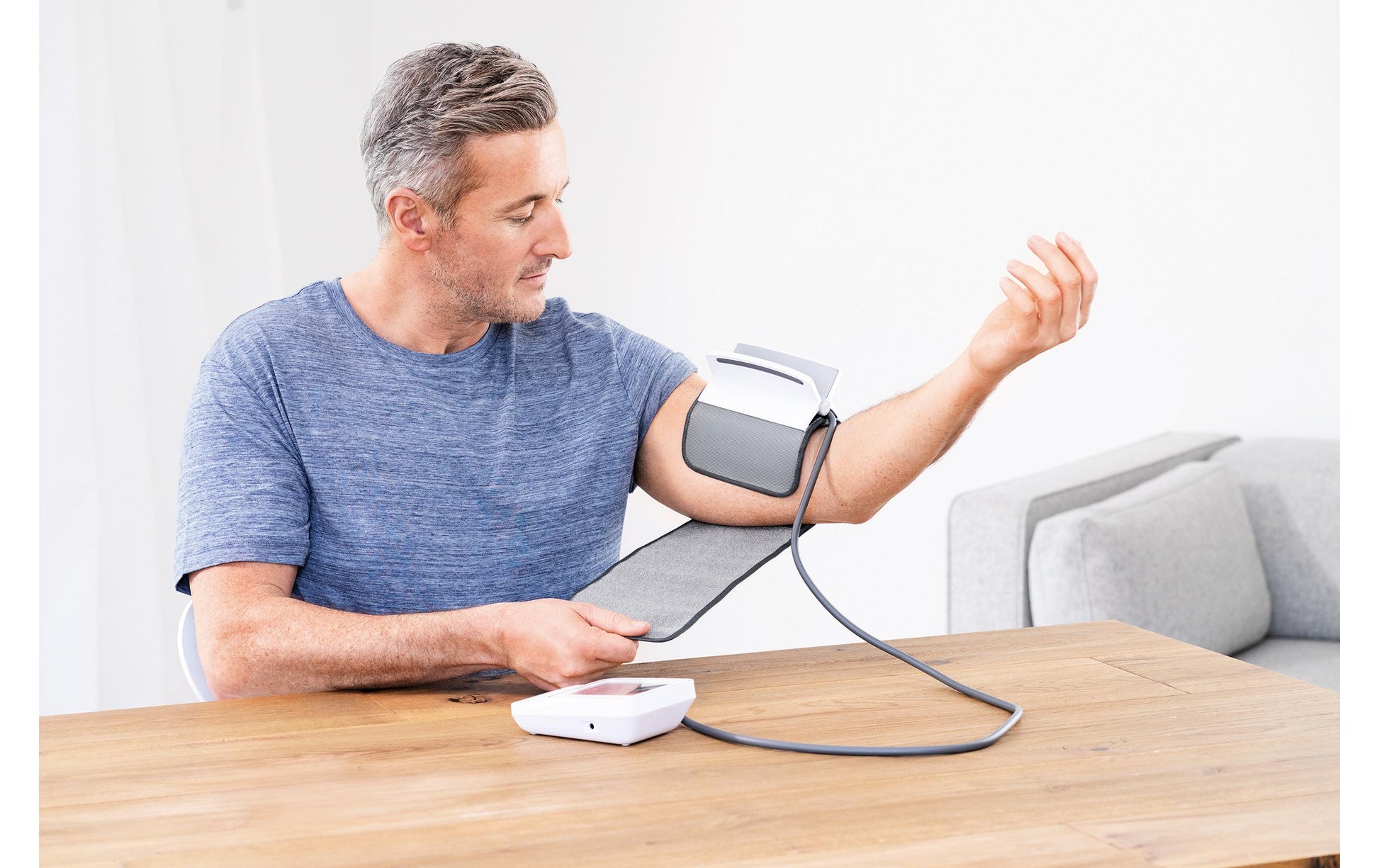 Beurer Blutdruckmessgerät Easy-Clip BM51 – Oberarm, App kompatibel – Umfang 22–42 cm, 200 Speicher