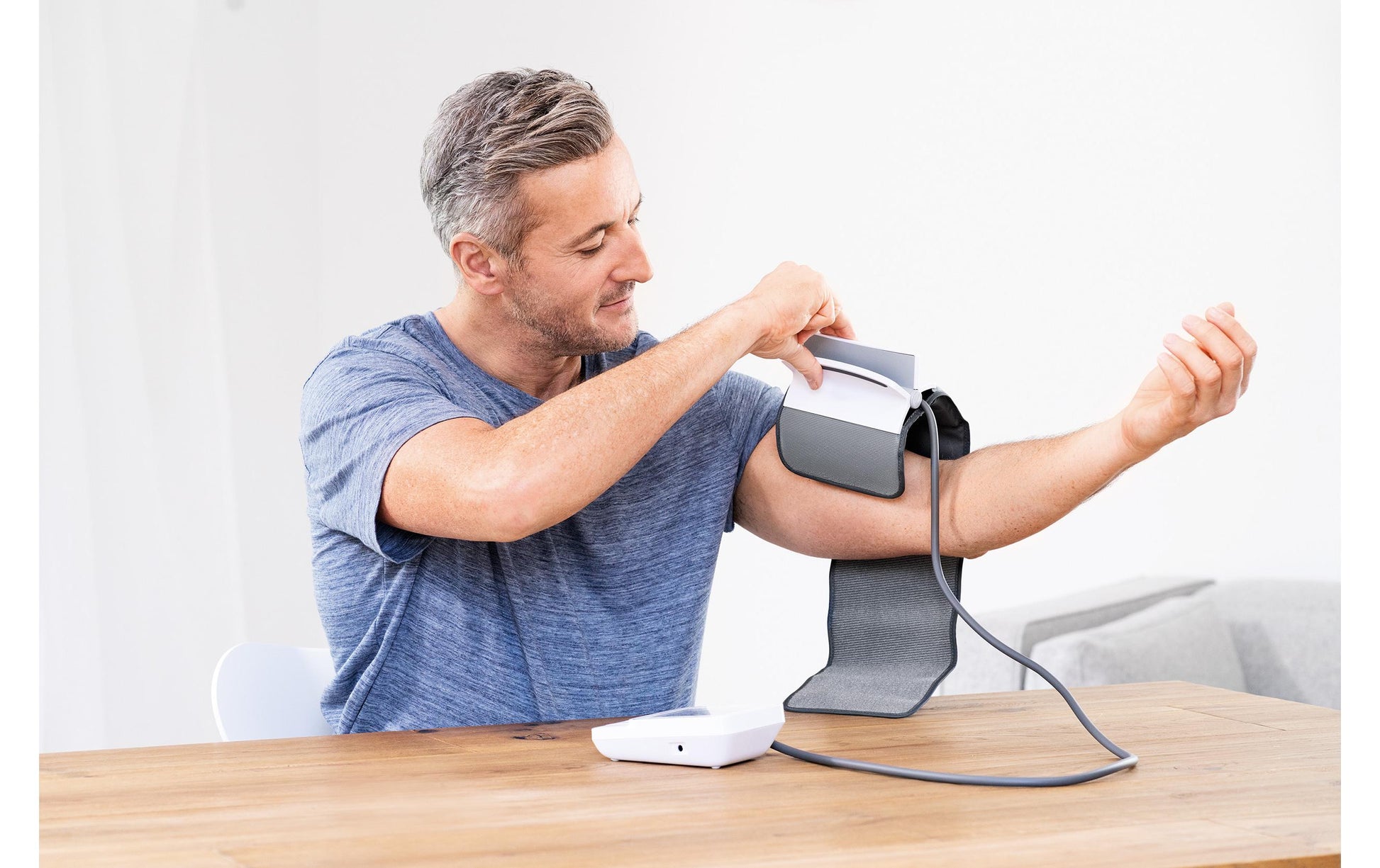 Beurer Blutdruckmessgerät Easy-Clip BM51 – Oberarm, App kompatibel – Umfang 22–42 cm, 200 Speicher