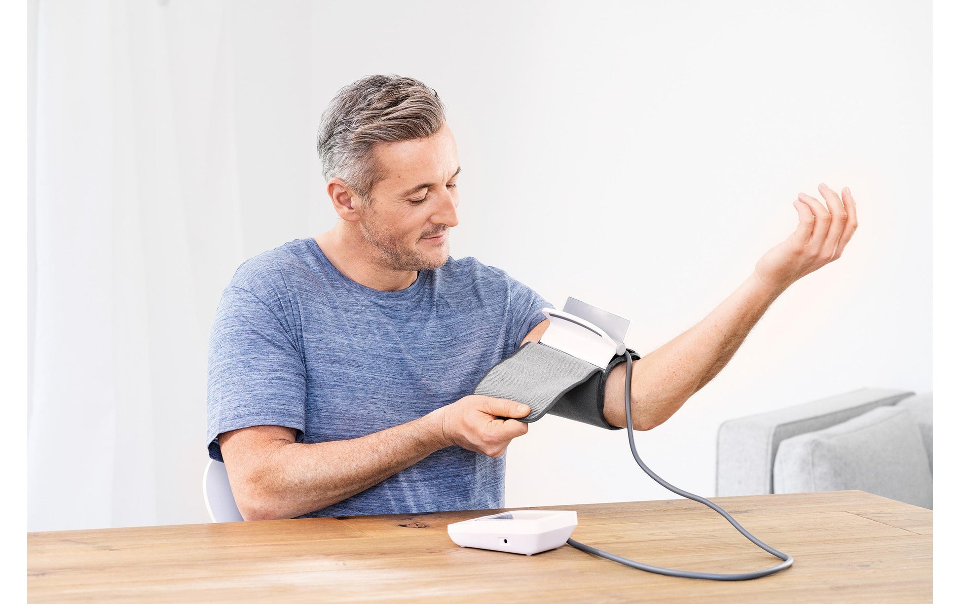 Beurer Blutdruckmessgerät Easy-Clip BM51 – Oberarm, App kompatibel – Umfang 22–42 cm, 200 Speicher
